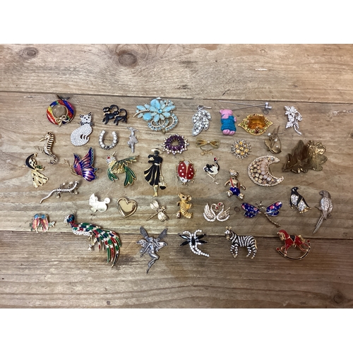 218 - Large Collection of Costume Jewelry Brooches x 39