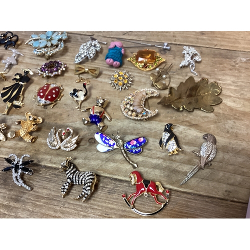 218 - Large Collection of Costume Jewelry Brooches x 39