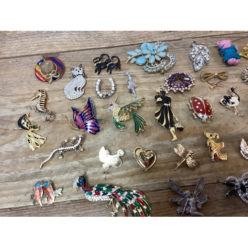 218 - Large Collection of Costume Jewelry Brooches x 39