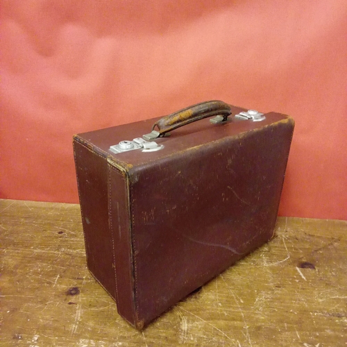 29 - Early 20th Century leather doctors case. With contents