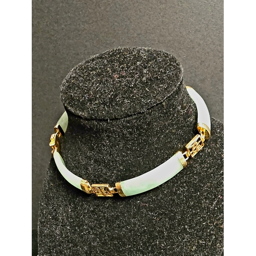 776 - 9ct Gold & Jade Bracelet. App.7&frac12;". 10.74g