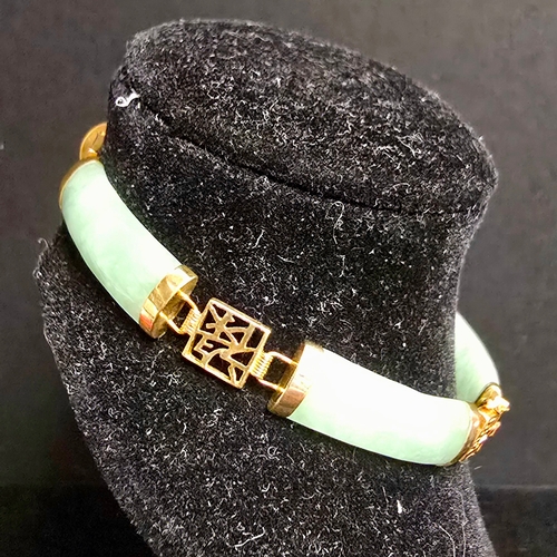 776 - 9ct Gold & Jade Bracelet. App.7½