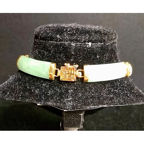 776 - 9ct Gold & Jade Bracelet. App.7½