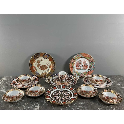 1261 - A collection of Royal Crown Derby Imari porcelain tableware comprising various plates, cups and sauc... 