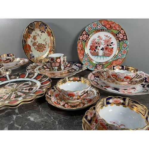 1261 - A collection of Royal Crown Derby Imari porcelain tableware comprising various plates, cups and sauc... 