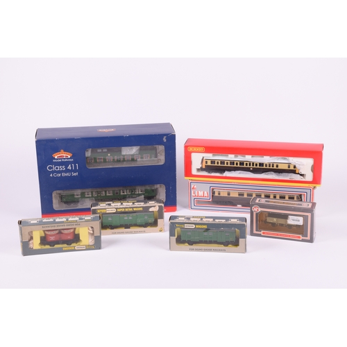 A collection of various 00 gague models comprising a boxed Bachmann ...