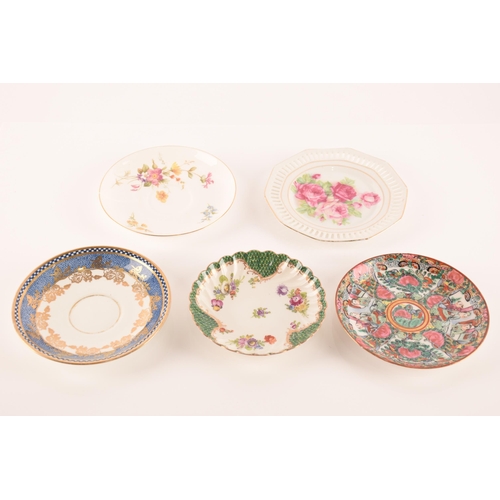 1261 - Mixed lot of ceramics including a selection of plates and other ephemera, 33 items in total.