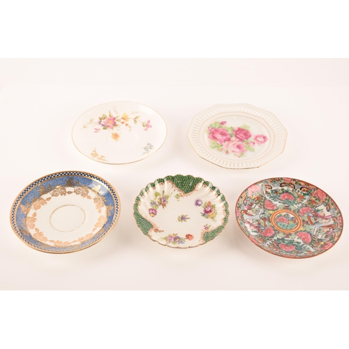 1261 - Mixed lot of ceramics including a selection of plates and other ephemera, 33 items in total.