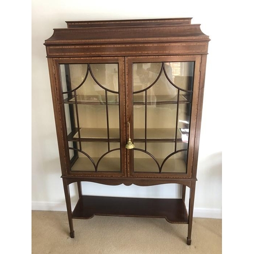 1370 - An Edwardian inlaid display cabinet, mahogany cross banded with satinwood. 180 h x 104 w x 34cms d.