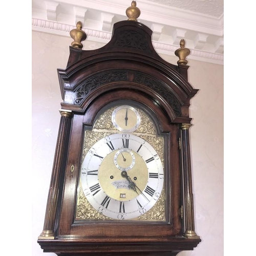 1383 - James Snelling, London. 1703-1751. Mahogany longcase clock with brass face. 18th century mahogany br... 