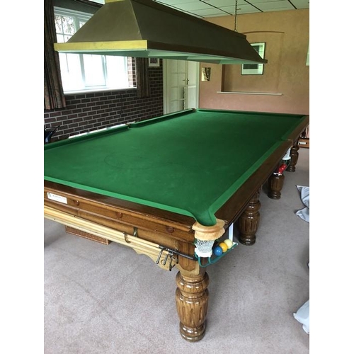 1389 - A full size Riley snooker table in very good condition together with cues, balls scoreboard etc. To ... 