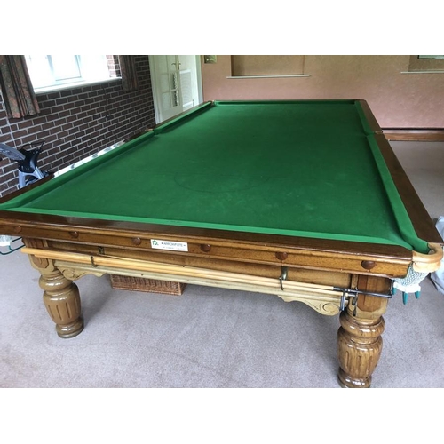 1389 - A full size Riley snooker table in very good condition together with cues, balls scoreboard etc. To ... 