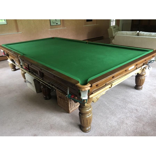 1389 - A full size Riley snooker table in very good condition together with cues, balls scoreboard etc. To ... 