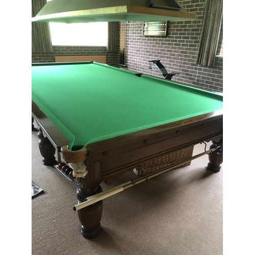 1389 - A full size Riley snooker table in very good condition together with cues, balls scoreboard etc. To ... 