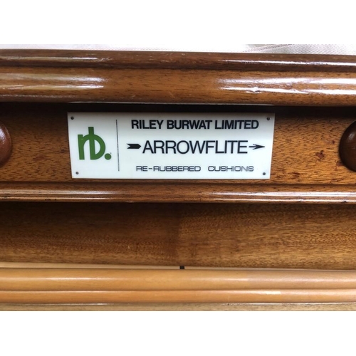 1389 - A full size Riley snooker table in very good condition together with cues, balls scoreboard etc. To ... 