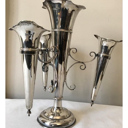 470 - Silver epergne, Sheffield 1911, maker Walker and Hall, weighted base, total weight 802.2gms.
Centre ... 