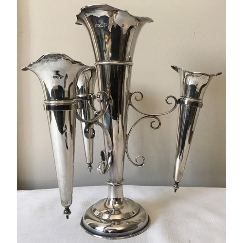 470 - Silver epergne, Sheffield 1911, maker Walker and Hall, weighted base, total weight 802.2gms.
Centre ... 