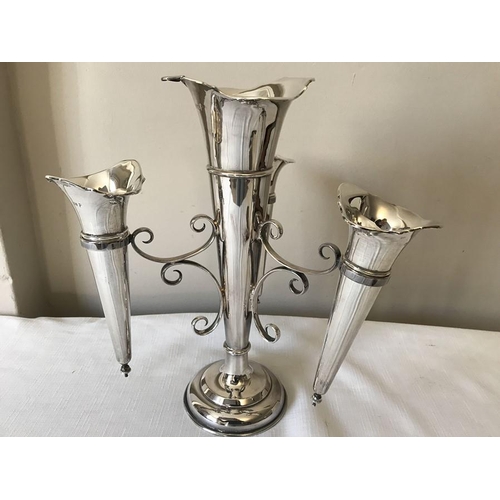 470 - Silver epergne, Sheffield 1911, maker Walker and Hall, weighted base, total weight 802.2gms.
Centre ... 