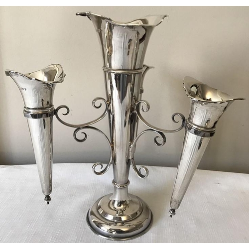 470 - Silver epergne, Sheffield 1911, maker Walker and Hall, weighted base, total weight 802.2gms.
Centre ... 