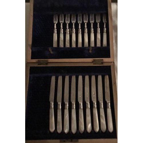 485 - A mahogany silk lined fitted box with 9 silver and mother of pearl fruit knives and forks, Sheffield... 