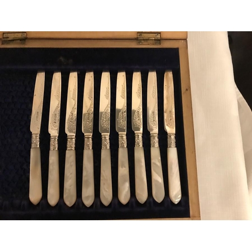 485 - A mahogany silk lined fitted box with 9 silver and mother of pearl fruit knives and forks, Sheffield... 