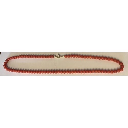 552 - Coral bead necklace with yellow metal mounts, marked .750, 38cm l.