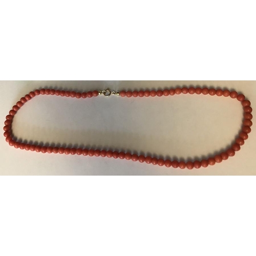 552 - Coral bead necklace with yellow metal mounts, marked .750, 38cm l.