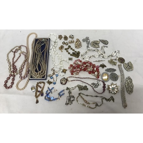 554 - Costume jewellery, pearl necklaces, earrings, brooches and bracelets.