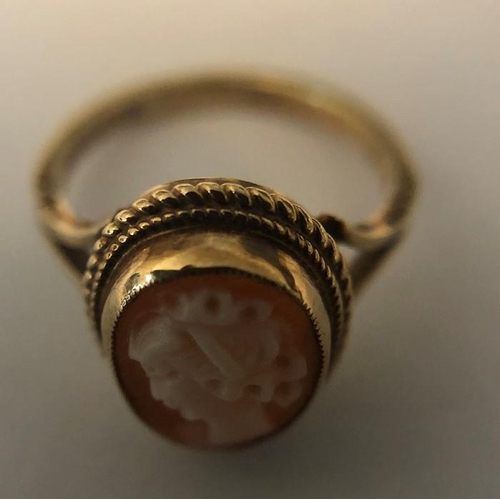 567 - A shell cameo ring in 9ct yellow gold, size H/I. 2.3gms.