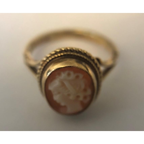 567 - A shell cameo ring in 9ct yellow gold, size H/I. 2.3gms.