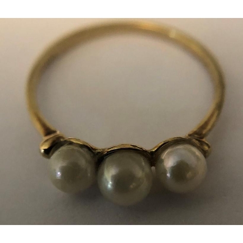 568 - A 9ct yellow gold ring set with 3 pearls, size N/O. 1.3gms.