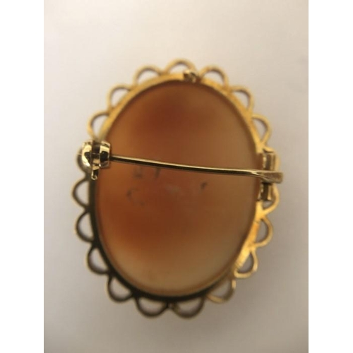 578 - A shell cameo brooch mounted in 9ct yellow metal. 7.9gms. 3.5 x 2.5cms.