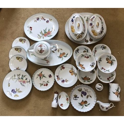 92 - Royal Worcester Evesham dinnerware, 13 pieces gilt rim, some rub wear to gilt and Royal Worcester Ev... 