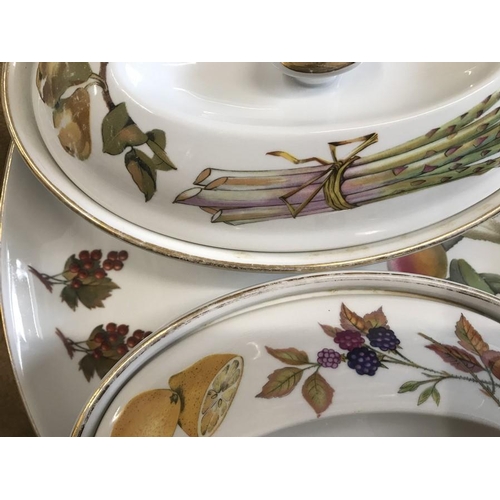 92 - Royal Worcester Evesham dinnerware, 13 pieces gilt rim, some rub wear to gilt and Royal Worcester Ev... 