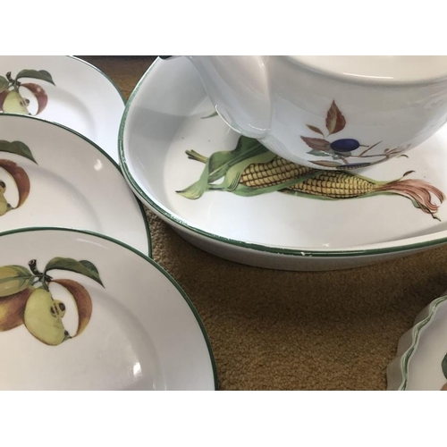 92 - Royal Worcester Evesham dinnerware, 13 pieces gilt rim, some rub wear to gilt and Royal Worcester Ev... 