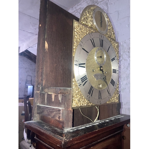 1383 - James Snelling, London. 1703-1751. Mahogany longcase clock with brass face. 18th century mahogany br... 