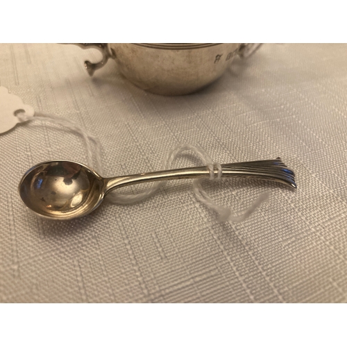 495 - Hallmarked silver small porringer with small spoon. George Jackson and David Fullerton. London 1905-... 