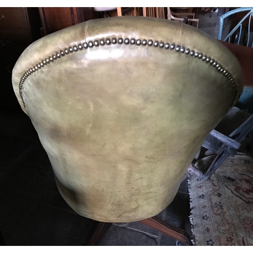 1386 - A green buttoned leather armchair.