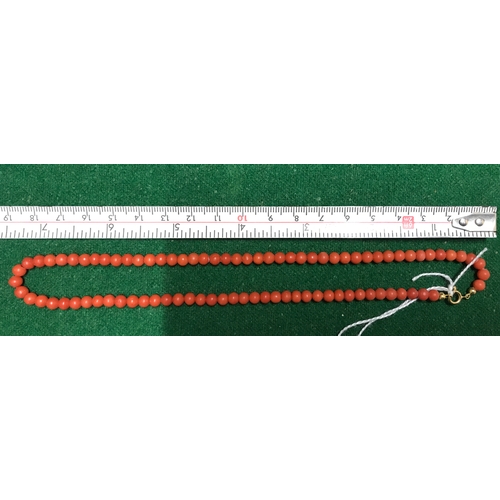 552 - Coral bead necklace with yellow metal mounts, marked .750, 38cm l.