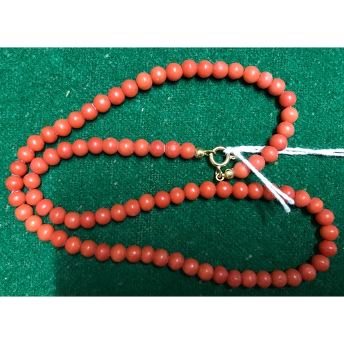 552 - Coral bead necklace with yellow metal mounts, marked .750, 38cm l.