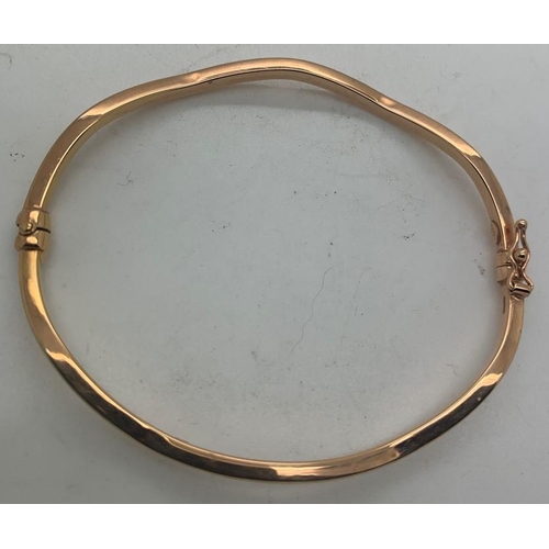 112 - A 9ct gold bangle, 3.4gms.