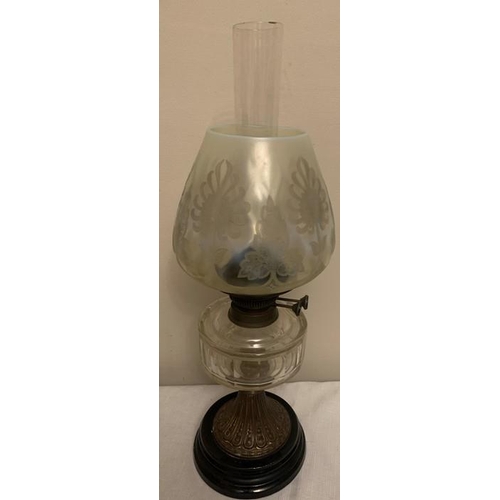 1153 - Victorian oil lamp with clear glass reservoir and funnel, brass and black ceramic base and a vaselin... 