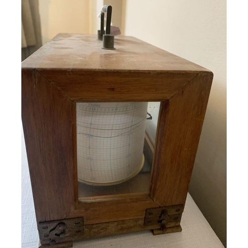 1168 - Vintage barograph. 17 x 28cms with brass carrying handle.