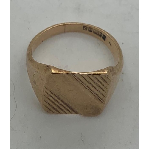 122 - A 9ct gold gentlemans signet ring, 6.3gms, size R.