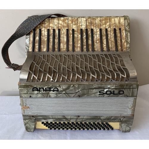 1261 - Anita Solo Piano accordion.