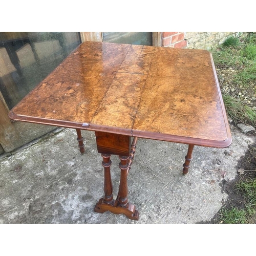 1600 - A 19thC Walnut Sutherland table. 82 x 82cms open x 87cms h.