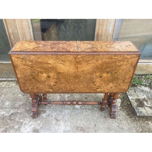 1600 - A 19thC Walnut Sutherland table. 82 x 82cms open x 87cms h.