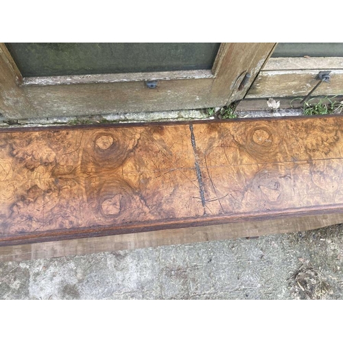 1600 - A 19thC Walnut Sutherland table. 82 x 82cms open x 87cms h.