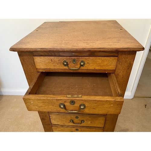 1604 - An oak 6 height chest of drawers.