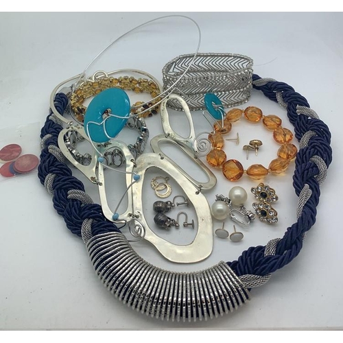 162 - A quantity of modern costume jewellery to include bracelets, necklaces, earrings etc.